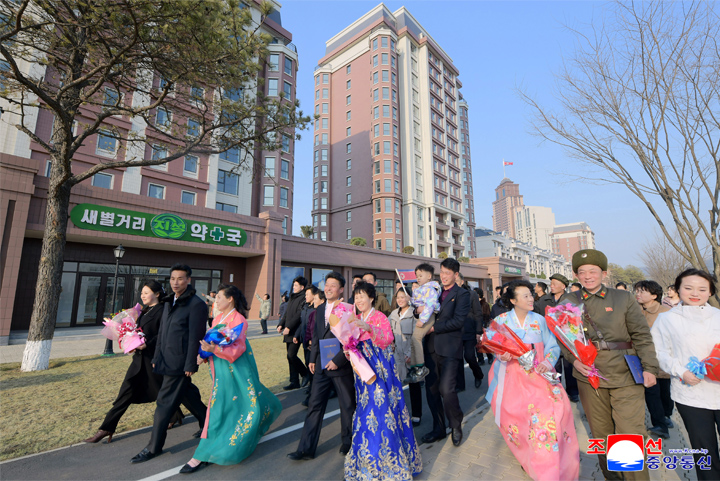 1-새 거리에 넘치는 기쁨